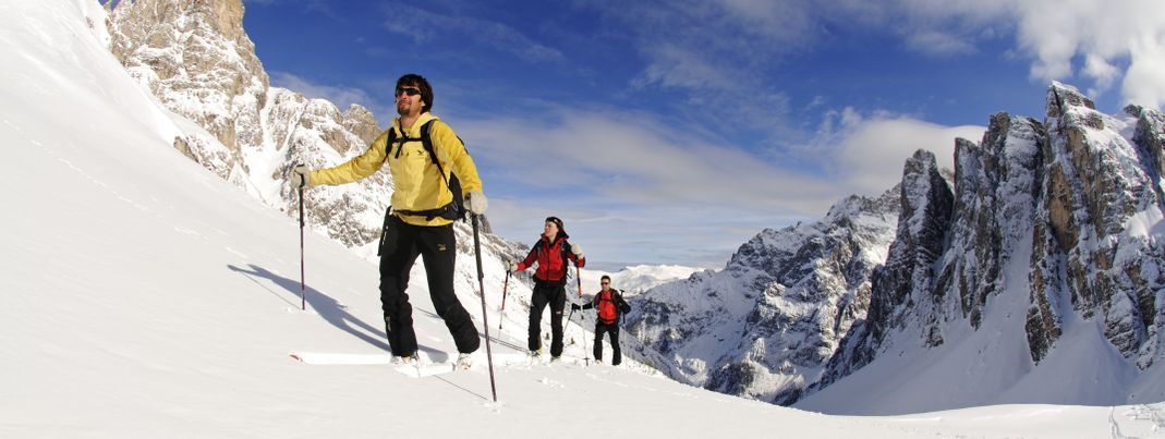 Vor Ort werden geführte Skitouren angeboten