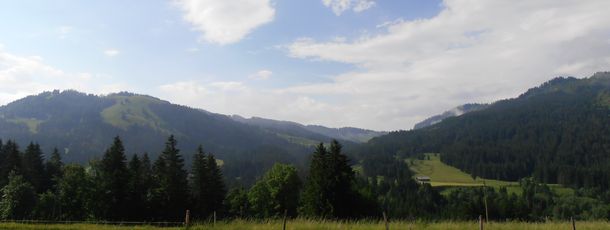 Balkon mit Ausblick auf die Berge