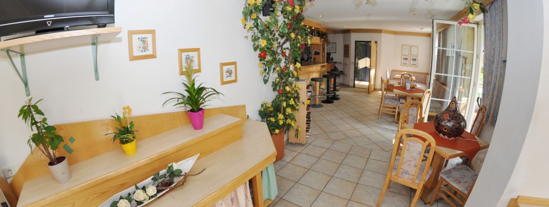 Gastraum mit Rezeption und Bar