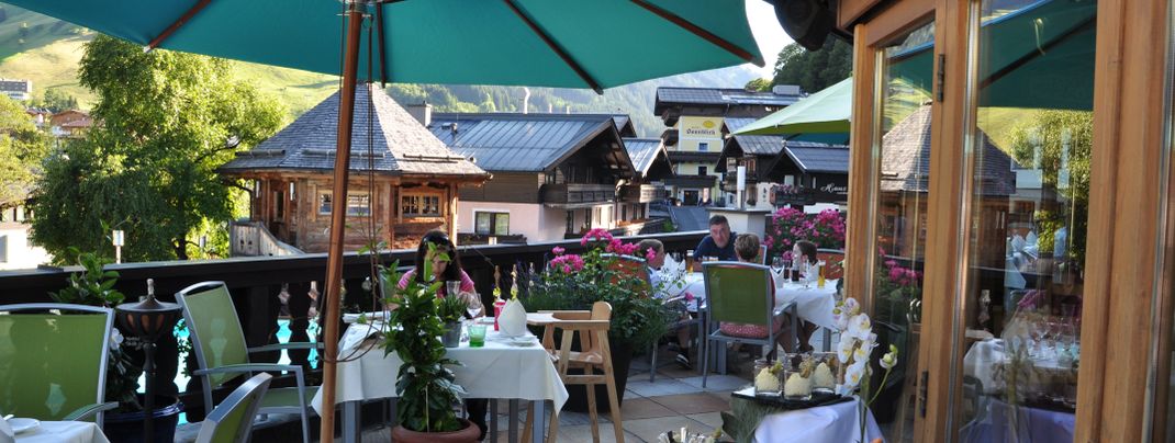 Sonnenterrasse mit Bergpanorama