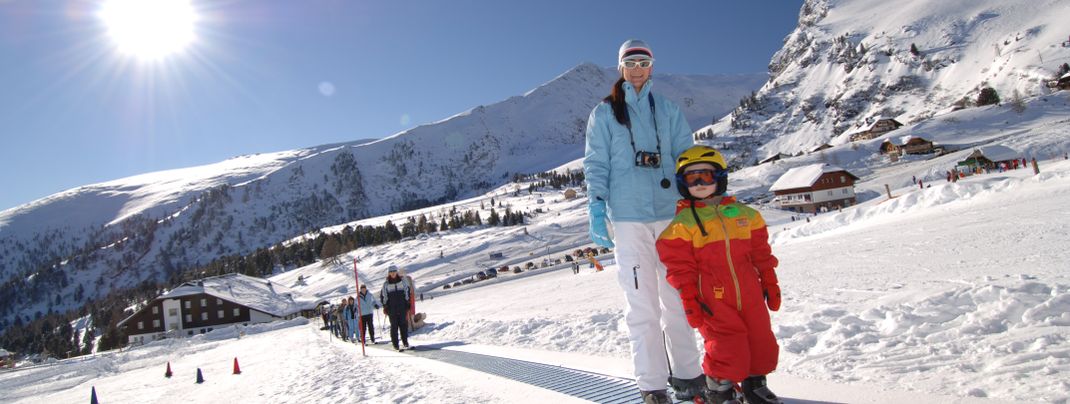 In Heidis Schneealm lernen die Kids das Skifahren.