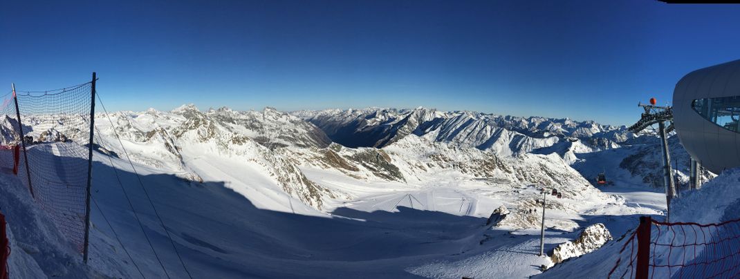 Blick von der Bergstation Wildspitzbahn über das Skigebiet