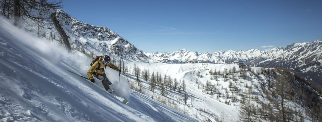 Erlebe abwechslungsreiches Pistenvergnügen mit Schneegarantie bis ins Frühjahr!