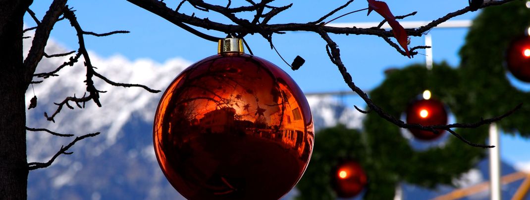 Sterntaler in Lana - Blick vom weihnachtlich geschmückten Lana in die Berge