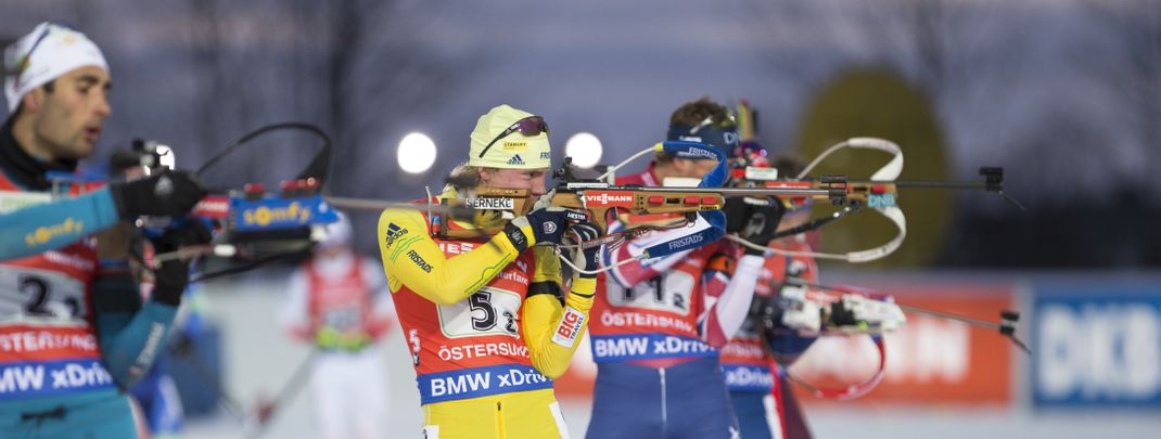 Nur wer am Schießstand die Nerven behält und trifft, der schafft es beim Auftakt in Östersund nach ganz vorne.