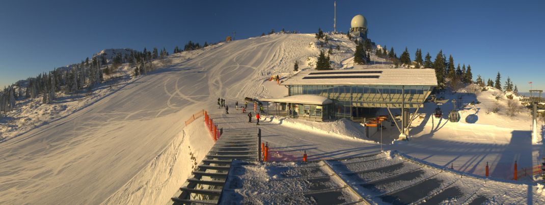 Der Arber im Bayerischen Wald könnte bald wieder im weißen Gewand erscheinen. (Aufnahme vom Januar 2017)