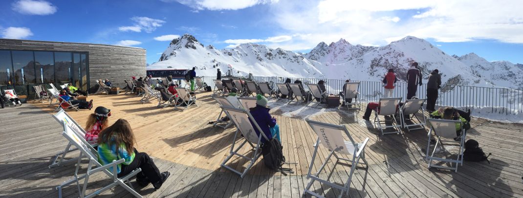 Die große Terrasse an der Kanzelwand lockt viele Sonnenhungrige an.
