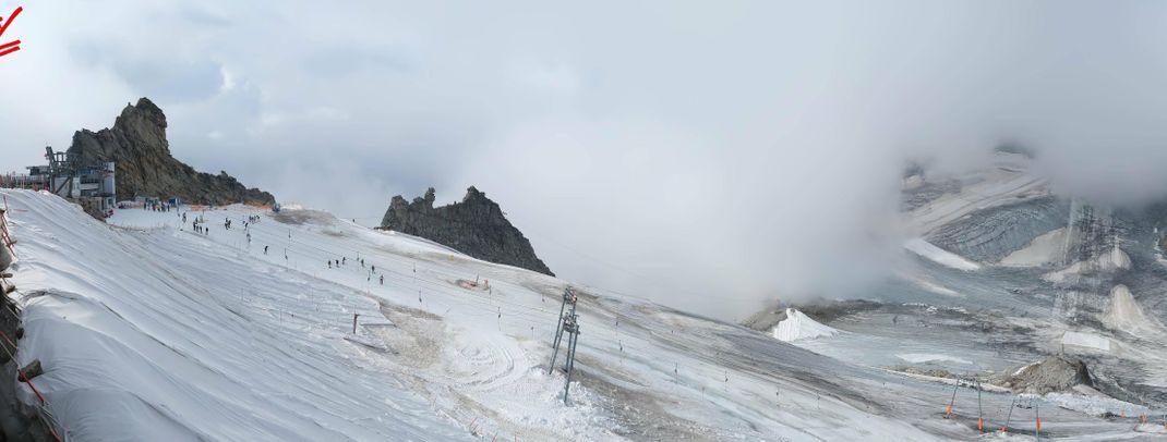 Lediglich sechs Pistenkilometer sind am Hintertuxer Gletscher Ende Juli noch geöffnet. Normalerweise sind es dreimal soviele Abfahrten.