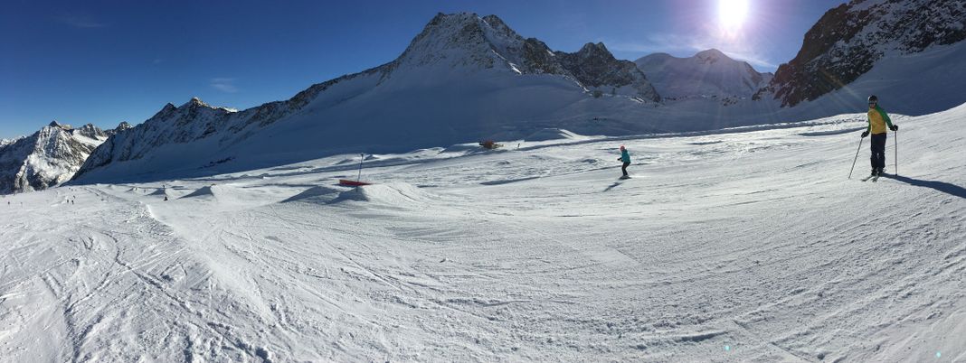 Blick auf den Snowpark: Beginner Line im Vordergrund und Pro Line im Hintergrund