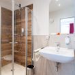 Badezimmer mit Dusche eines Doppelzimmer Superior