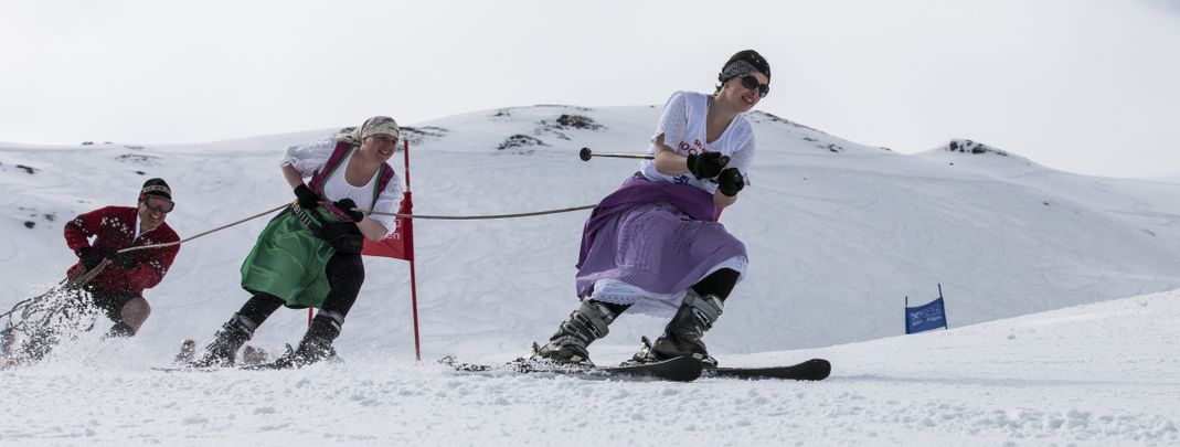 Der Kleiderwahl sind beim Seilrennen in Hochfügen keine Grenzen gesetzt.