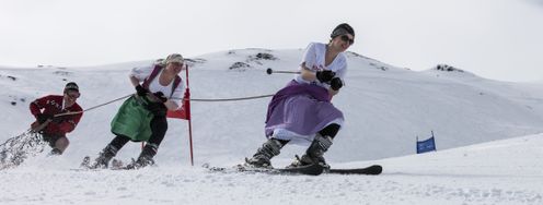 Der Kleiderwahl sind beim Seilrennen in Hochfügen keine Grenzen gesetzt.