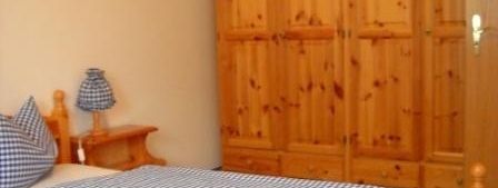 Schlafzimmer in Kierfernholzmöbel