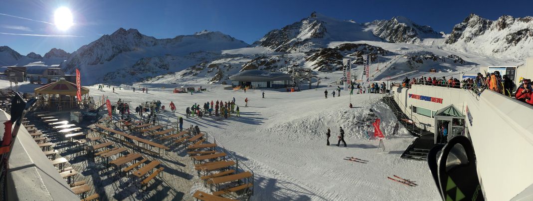 Blick auf die Schirmbar an der Bergstation des Gletscherexpress