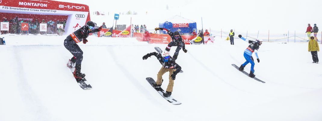 Beim Snowboard Cross starten die Teilnehmer gleichzeitig auf die Strecke.
