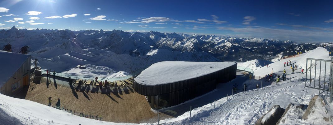 Blick vom Gipfelkreuz am Nebelhorn.
