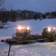Moderner (links) und alter PistenBully des WSV Tailfingen. Mit der neueren Bully-Version werden beide Abfahrten und der Snow-Funpark präpariert. Das Altmodell sorgt für Parkplatz-Schneeräumung.