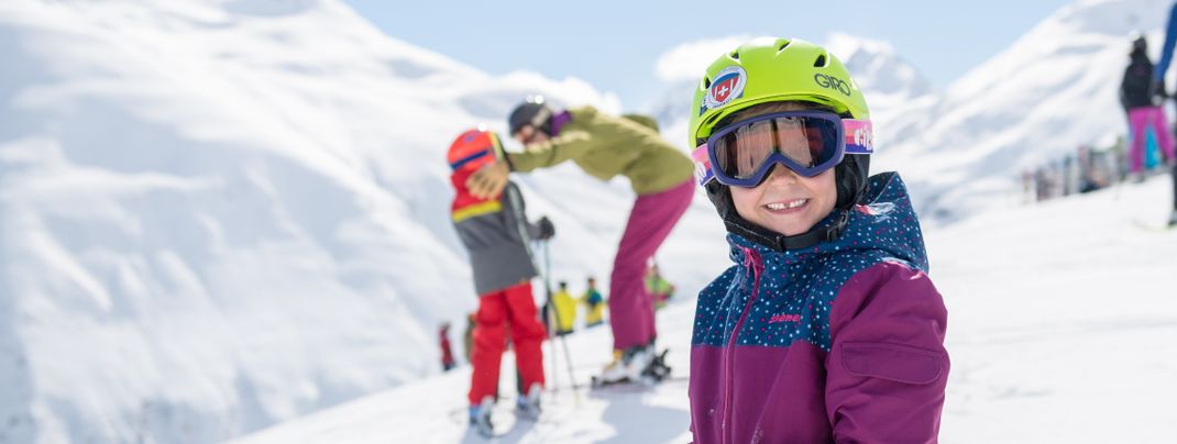 Pistenflöhe lernen unter kindgerechter Anleitung der örtlichen Skilehrer das Skifahren.