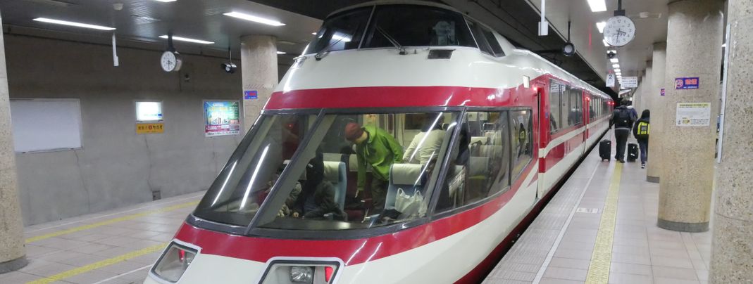 Sehr gut ausgebaut ist das öffentliche Netz in Japan. Mit Zügen und Bussen kommst du komfortabel in alle großen Skigebiete.