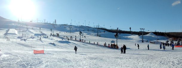 Familien fühlen sich durch das breite Angebot im Skigebiet Winsport sehr wohl.