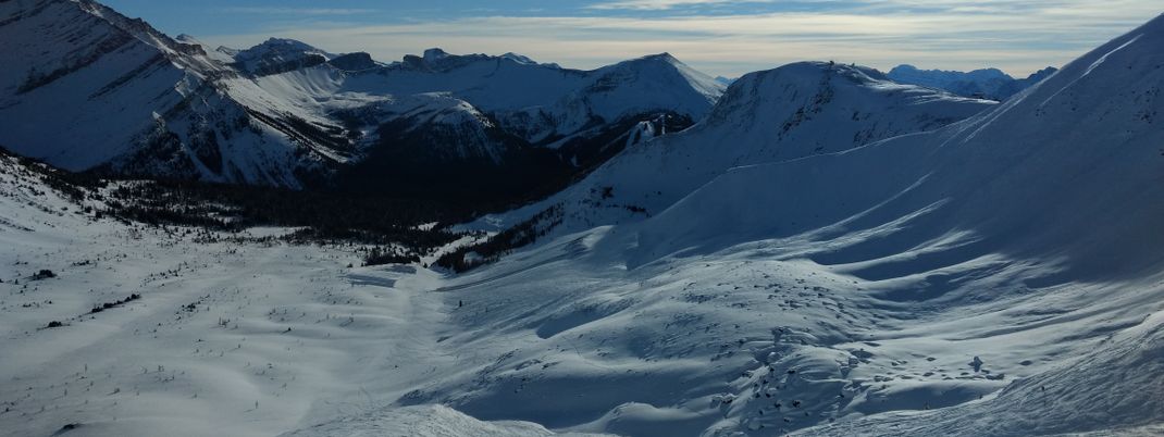 Unberührte Tiefschneehänge in Lake Louise's Back Bowls