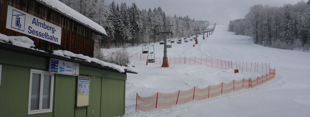 Die Almberg Sesselbahn ist leider der einzige Sessellift im Skigebiet - und auch nicht mehr der neuste