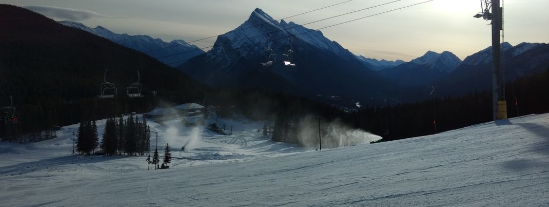 Es wird kräftig Neuschnee produziert um den Snowpark schnellstmöglich zu shapen