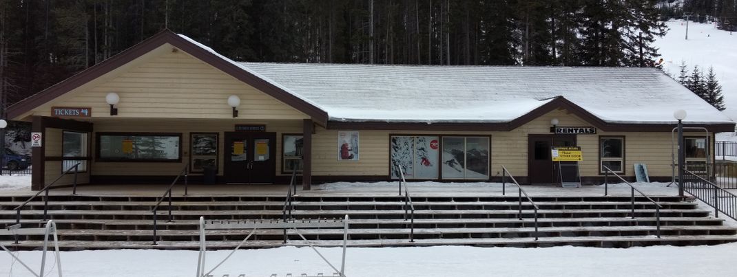 Der Ticketschalter befindet sich direkt am Eingang zum Skigebiet Banff Mt. Norquay
