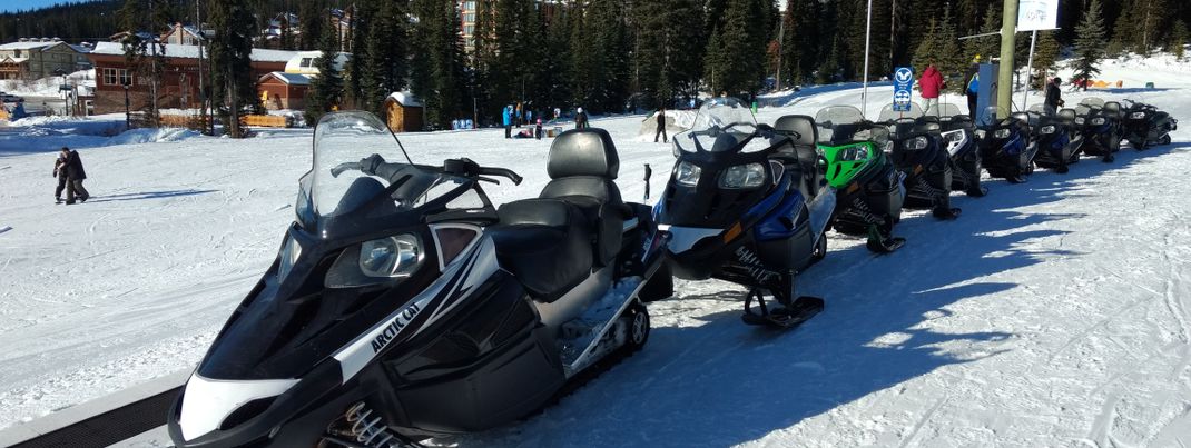 Eisklettern, Eislaufen, Skifahren oder eine Schneemobiltour - in Big White ist für Familien einiges abseits der Piste geboten