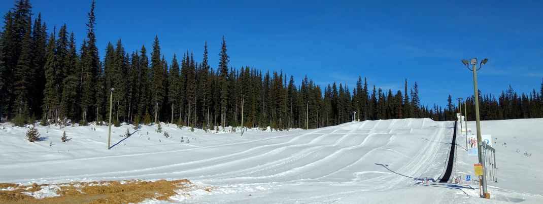 Neben dem Übungsgelände befindet sich auch eine Snowtubing-Anlage mit eigenem Zauberteppich