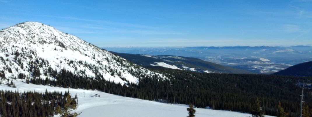 Das Big White Ski Resort gilt als besonder schneesicher und vetraut deshalb auf 100% Naturschnee