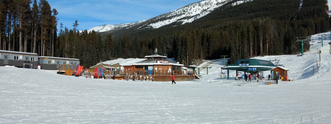 Die Kokanee Cabin an der Talstation des Glacier Express bietet bei gutem Wetter feinstes kanadisches BBQ an