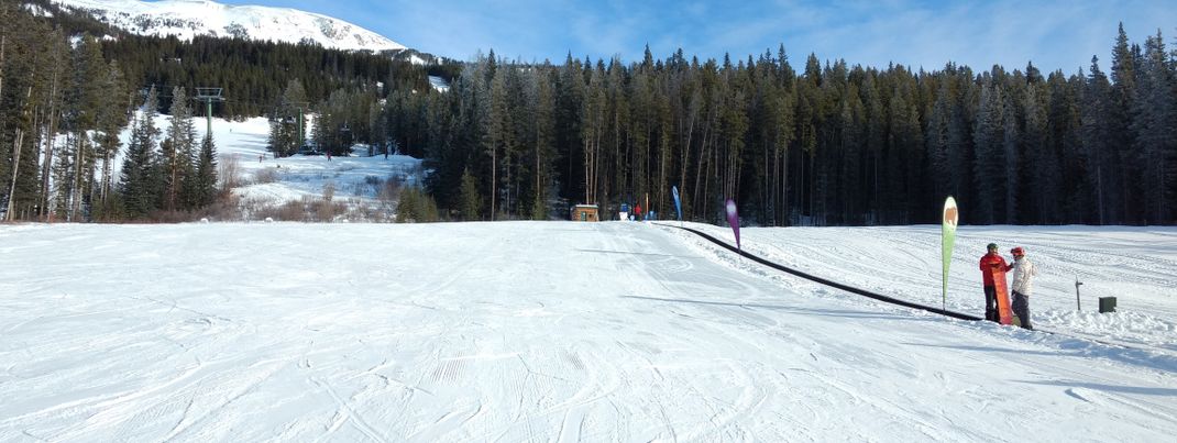Auf der breiten Piste des Übungsgeländes können Familien mit kleinen Kindern problemlos Skifahren üben
