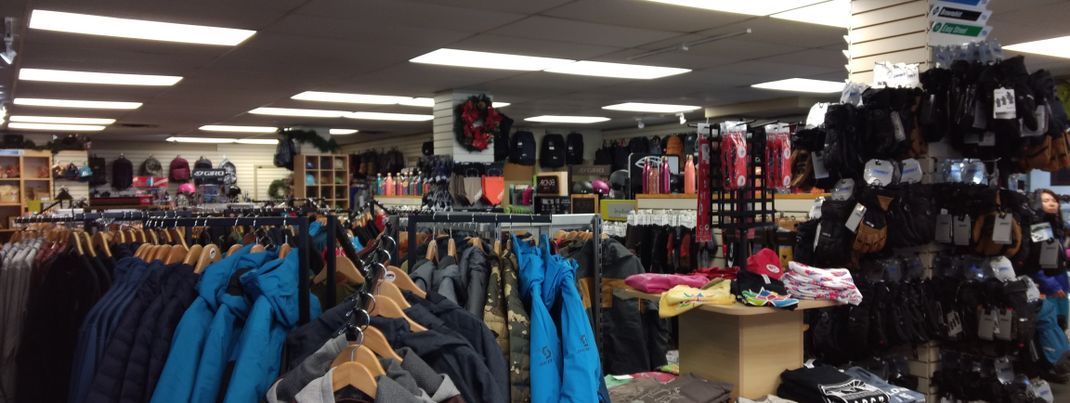 Ebenso befindet sich ein gut ausgestatteter Skishop im großzügigen Talbereich