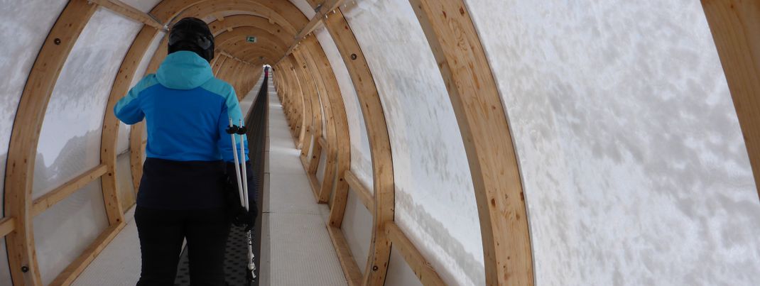 Der überdachte Zauberteppich ist der perfekte Lift für Skianfänger, die das Schleppliftfahren noch nicht können