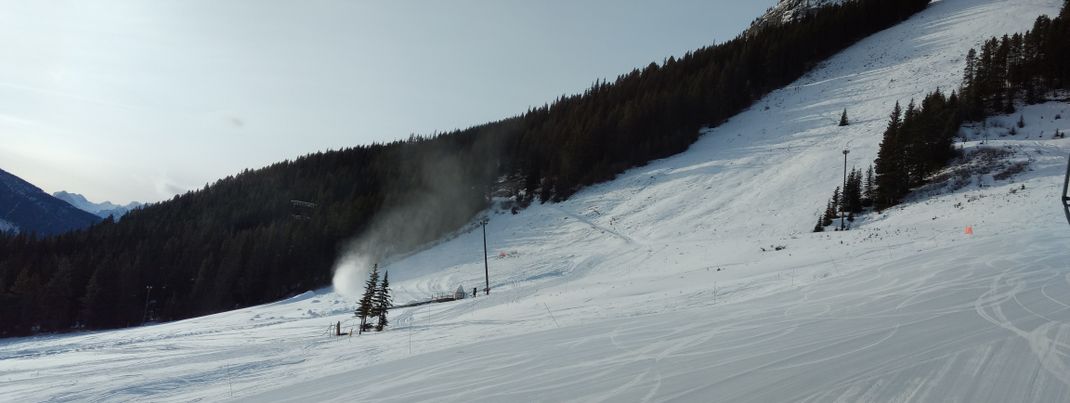 Die Kunstschneeanlagen laufen auch während des Skibetriebs, jedoch nur auf abgesperrten Pisten