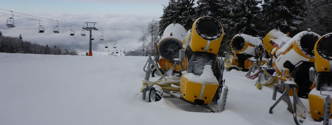 Bei schlechter Naturschneelage steht eine Armada mobiler Schneekanonen bereit