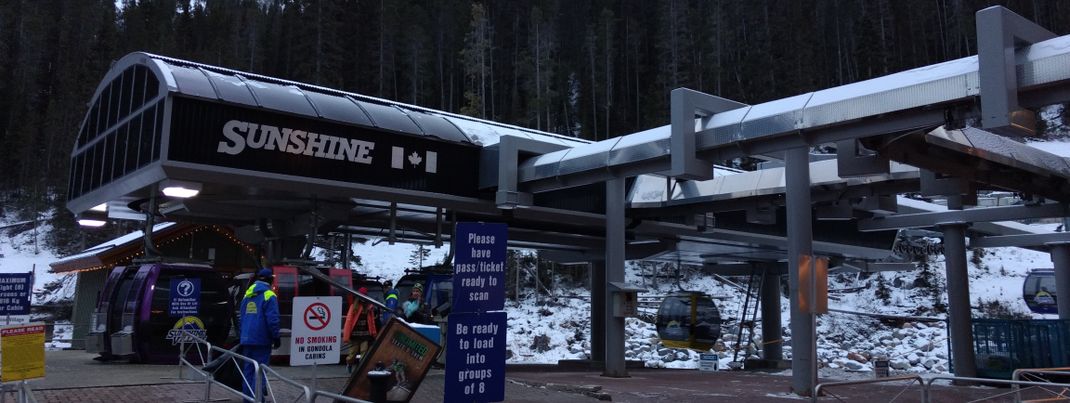 Eine Gondelbahn sorgt für die Beförderung von der Talstation zum Sunshine Village