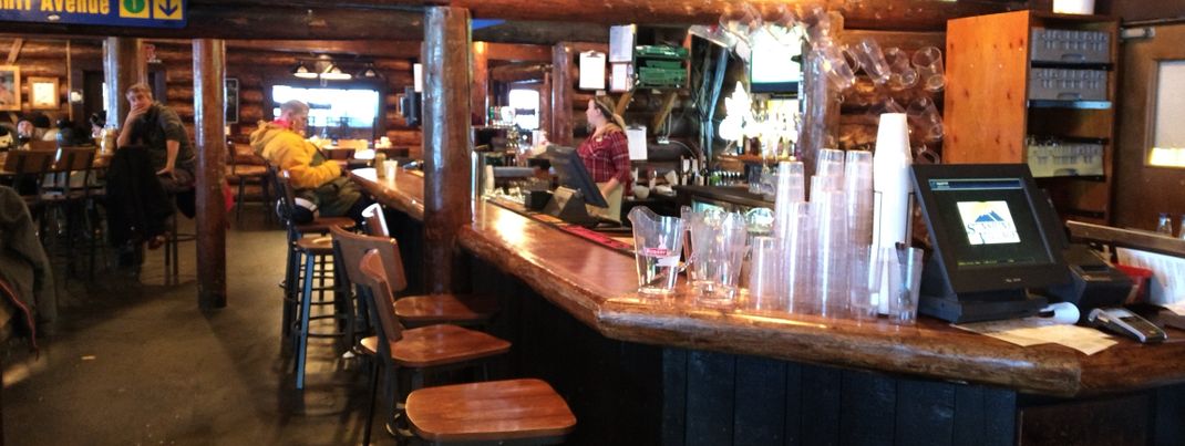 Urig und gemütlich geht es im Mad Trapper Smokehaus in der Old Sunshine Lodge zu