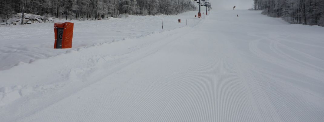 Die feinen Pistenrillen, wie hier an der Almberg-Sesselbahn, sind Zeugen der guten Pistenpräparierung im Skizentrum Mitterdorf