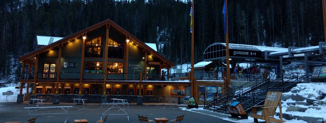 Skiverleih, Skipassverkauf und der Einstieg in die Gondelbahn befinden sich Tür an Tür im Sunshine Village