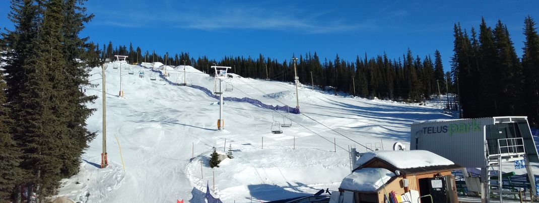 Der Telus Park Chair sorgt für den flotten Aufstieg zum Start des Snowparks