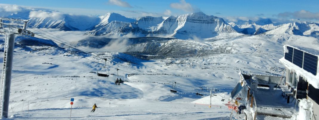 Genuss- und Sonnenskilaufen vor diesem einzigartigen Panorama sind im Sunshine Village Ski Resort möglich