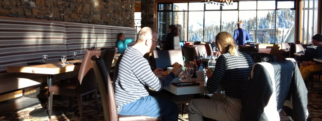 Innerhalb der Sunshine Village Lodge befinden sich gleich mehrere Restaurants - wie hier das Chimney Corner