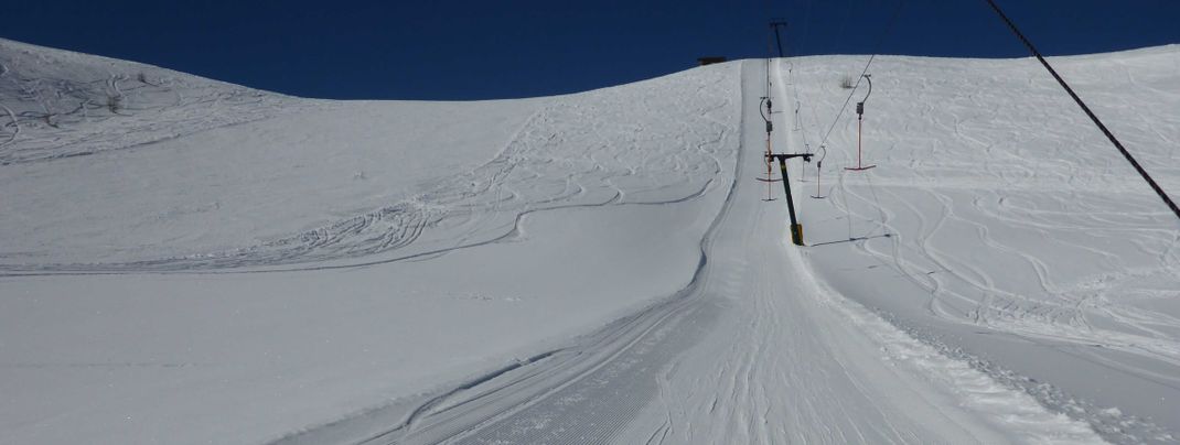Neben den Pisten werden gerne auch mal Spuren in den Neuschnee gezogen.