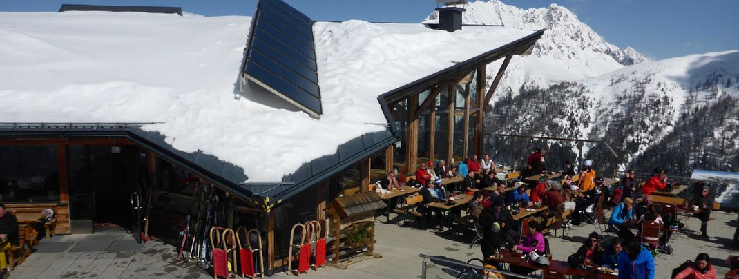 Conny's Alm punktet mit Panoramablick und großer Sonnenterrasse.