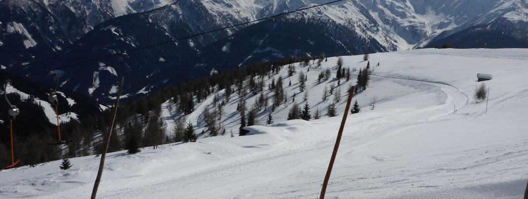 Die 3 Kilometer lange Skiroute führt entgegen der Rodelbahn direkt zur Conny Alm.