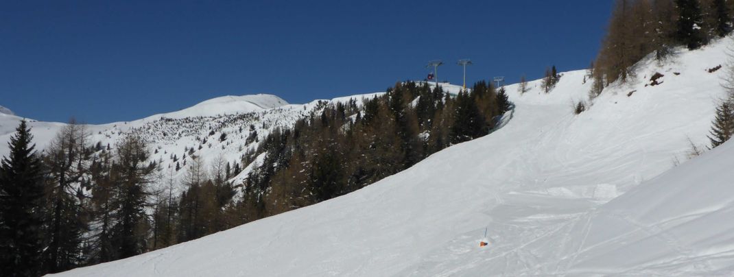 Die rote Dorfabfahrt zählt schon zu den schwereren Passagen im Skigebiet Obertilliach