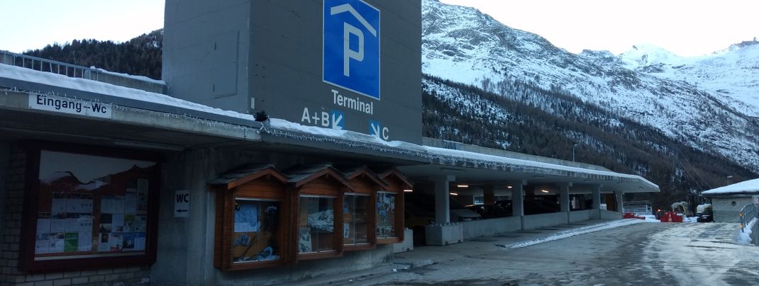 Das Parkhaus befindet sich am Ortseingang.