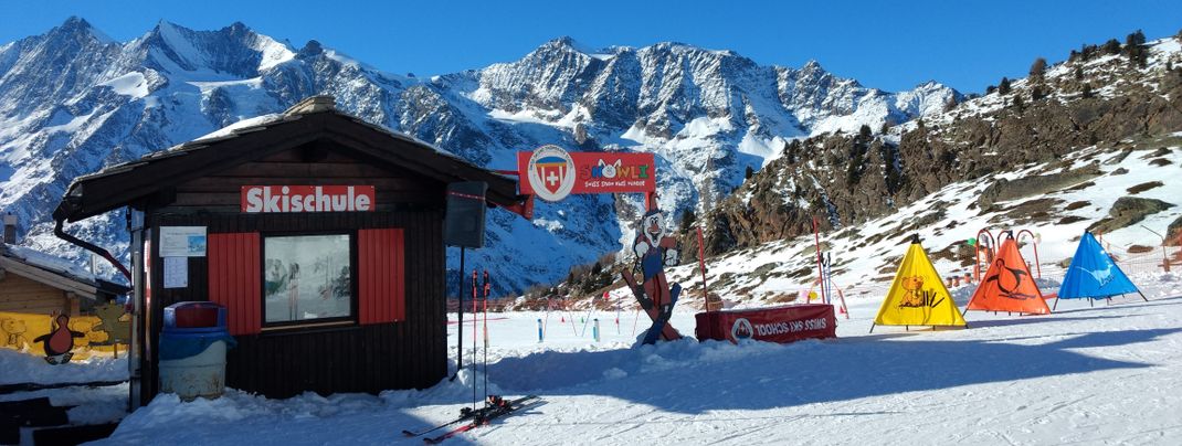 Die Skischule bietet auch schon für kleine Schneeflöhe Kurse an.